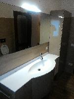 ristrutturazione bagno con arredo , piano in aquatek